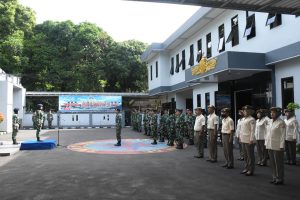 Komandan Lanal Bandung Pimpin Upacara Penaikan Bendera Merah Putih