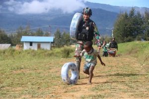 TNI Semakin Dicintai Rakyat Distrik Ilaga Papua, Satgas Yonif R 303 Kostrad Alirkan Air Bersih untuk Masyarakat
