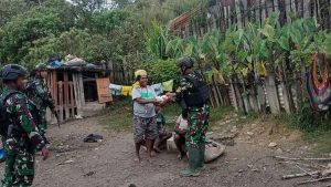 Patroli Sambil Berbagi, Satgas Yonif PR 305 Kostrad Bagikan Sembako di Kampung Bilogai Papua