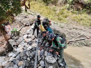 Atasi Kesulitan Rakyat Distrik Dal Papua, Satgas Kostrad Perbaiki Jembatan