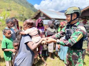 Kepedulian Berbagi Kasih di Distrik Mbua Papua, Prajurit Kostrad Bagikan Nasi Bungkus Gratis
