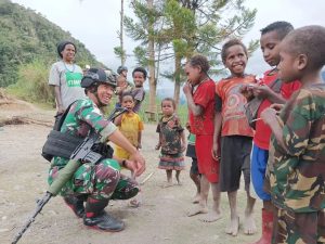 Keceriaan Anak-Anak Distrik Megeabume Puncak Papua, Satgas Kostrad Bagikan Gula-gula