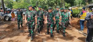 Pangkostrad Dampingi Kasad Tinjau dan Berikan Santunan Kepada Korban Bencana Gempa Bumi Cianjur