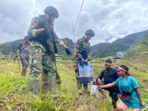 Kepedulian Terhadap Masyarakat Distrik Mbua Papua, Satgas Yonif R 321 Kostrad Keliling Bagikan Kopi
