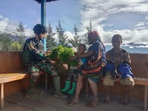 Bantu Perekonomian Distrik Eromaga Papua, Satgas Yonif R 303 Kostrad Barter Hasil Bumi