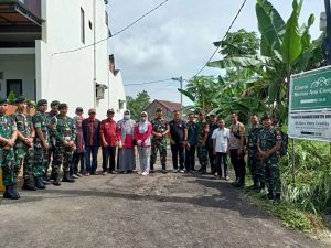Dukung Program Cakra Jawara, Prajurit Yonif R 323 Kostrad Screening Kesehatan Warga Desa Mekarmukti Ciamis