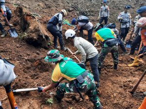 Yonzipur 9 Kostrad Gerak Cepat Evakuasi dan Berikan Pengobatan Korban Gempa Cianjur