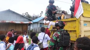 Dukung Semangat Belajar Anak Puncak Papua, Satgas Yonif R 303 Kostrad Antar Jemput