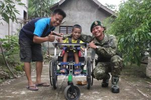 Wujud Kepedulian Terhadap Penyandang Disabilitas di Madiun, Yonif PR 501 Kostrad Bagikan Kursi Roda