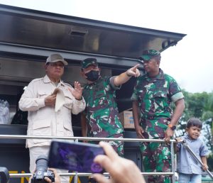 Kasad Dampingi Menhan Tinjau Dapur Lapangan TNI AD di Cianjur