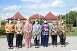 Ketua Cabang 5 Korcab III DJA I Sambut Kedatangan RI 3 Ibu Hj. Iriana Joko Widodo dan RI 4 Ibu Hj. Wury Ma’ruf Amin di Bandara Internasional SMB II Palembang