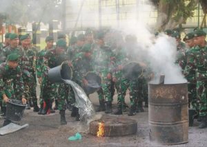 Antisipasi Bahaya Kebakaran, Prajurit Yonif R 509 Kostrad Latihan Kesiapsiagaan Bahaya Kebakaran