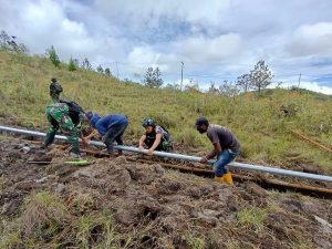 Gotong Royong Atasi Pipa Pocor Pedalaman Papua, Yonif R 321 Kostrad