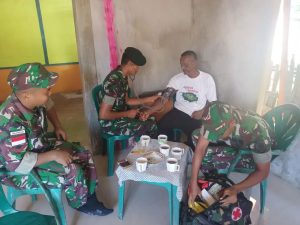 Pastikan Kesehatan Warga Dusun Hulung Baik, Satgas Yonarmed 1 Kostrad Gelar Kesehatan Keliling