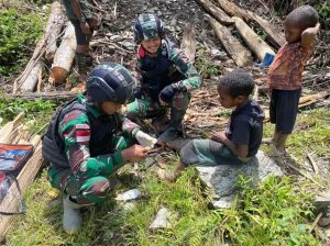 Datangi Langsung Honai Warga Kampung Wombu, Satgas Yonif R 303 Kostrad Layani Kesehatan Masyarakat Papua