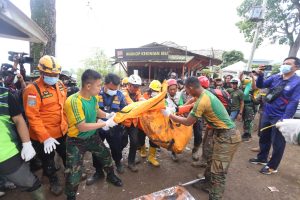YONZIPUR-9 KOSTRAD BERHASIL EVAKUASI JASAD SATU ROMBONGAN TERTIMBUN LONGSOR GEMPA CIANJUR