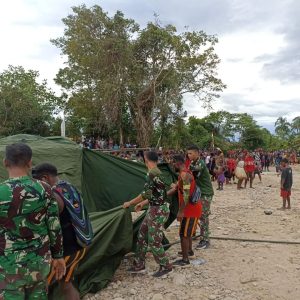 Peduli Masyarakat Kenyam Papua, Satgas Yonif R 514 Kostrad Bantu Peresmian Gereja dan Bakar Batu