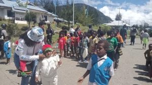 Ciptakan Keceriaan Warga Kago Papua, Satgas Yonif R 303 Kostrad Gelar Perlombaan Sambut Gerbang Natal