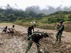 Bersama Warga Distrik Yigi, Prajurit Kostrad Siap Operasionalkan Bandara di Pegunungan Papua