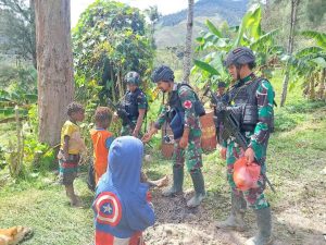 Kepedulian Terhadap Sesama di Puncak Papua, Satgas Yonif R 303 Kostrad Bagikan Nasi Ke Honai-Honai