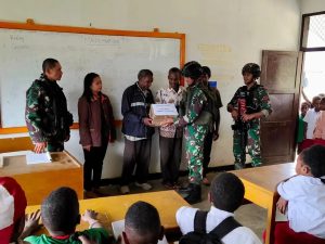 Meningkatkan Motivasi Belajar di SD YPGI Napua, Satgas Yonif R 321 Kostrad Bagikan Perlengkapan Sekolah