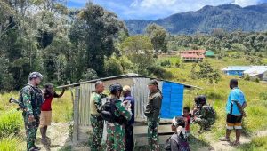 Bangun Gereja di Tengah Derasnya Teror OPM, Warga Papua Jaga Satgas Yonif PR 305 Kostrad