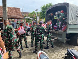 Bantuan Presiden RI Didistribusikan Oleh Prajurit Raider 300 Ke Tenda-Tenda Pengungsi