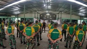 Peduli Korban Bencana Gempa Cianjur, Yonif R 323 Kostrad Salurkan Bantuan