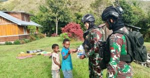 Potret Keceriaan Anak Papua, Satgas Yonif R 321 Kostrad Bagikan Gula-Gula