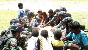 Mace Kepala Suku Distrik Sinak Ketagihan Masakan Pos Satgas Yonif R 303 Kostrad