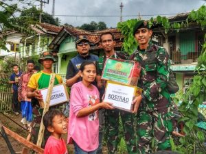 Peduli Gempa Cianjur, Yonarmed 9 Kostrad Sambangi Pengungsi dan Berikan Bantuan