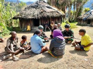 Prajurit Hadir di Tengah Duka Warga, Masak dan Berbagi Sembako