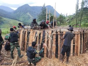 Honai Baru Kepala Desa Mundiba Papua, Yonif R 303 Jalin Silaturahmi