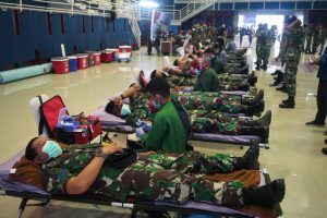 WUJUDKAN KEPEDULIAN TERHADAP MASYARAKAT, PRAJURIT TNI AL LANTAMAL III DONORKAN DARAHNYA DALAM RANGKA PERINGATI HUT KE-77 ARMADA TAHUN 2022