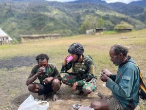 Duduk Ngopi Bersama, Cara Satgas Yonif R 321 Kostrad Dengarkan dan Atasi Keluhan Warga Pengunungan Papua