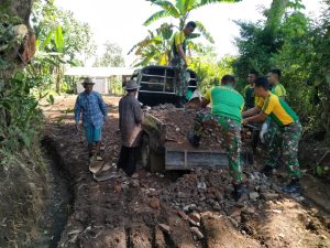 Ajen Divif 2 Kostrad Karya Bakti Perbaikan Jalan dan Pemasangan Paving Block di Desa Binaan