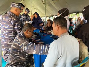 Peduli Kebersihan Lingkungan dan Kesehatan Masyarakat, Lanal Sabang Gelar Bakti Sosial Kesehatan dan Bersih Pantai di KBN Balohan