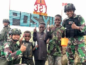 Percaya Diri Senyum Anak Papua,Yonif R 321 Ajarkan Sikat Gigi Sehat