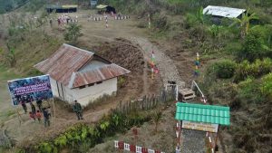 Di Tengah Trauma Aksi KST, Satgas Yonif PR 305 Rubah Kampung Hengki Sani