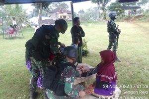 Tak Hanya Latihan Tempur, Satgas Yonif MR 411 Kostrad Berikan Pelayanan Kesehatan Gratis Untuk Warga