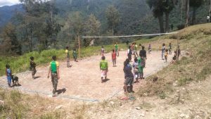 Bangun Lapangan Voli Sebagai Sarana Olahraga, Satgas Yonif R 303 Kostrad Tingkatkan Semangat Pemuda Papua