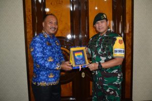 Pangdiv 2 Kostrad Mayjen TNI Syafrial, PSC., M. Tr. (Han)sambangi satgas yon armed 1 Kostrad di maluku