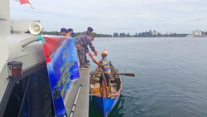 TNI AL, Bhakti Sosial Lanal Lhokseumawe Berbagi Dalam Rangka Menyambut Hari Armada RI Tahun 2022