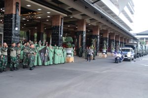 Kasad Berangkatkan 10 Truk Bansos Lanjutan TNI AD ke Cianjur