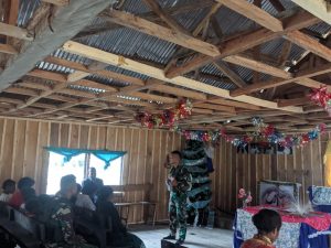 Pendeta Bahagia, Sambut Natal Bersama Satgas Yonif Raider 321 Kostrad