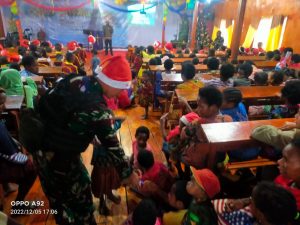 Keceriaan Anak-anak Puncak Jaya, Satgas Yonif Raider 303 Bagikan Bingkisan Natal
