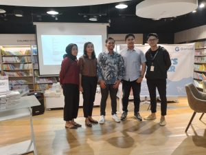 Buku “Medstud’s Membahas Mengenai Keindahan-Keindahan Negara Yang Di Kunjungi Dr. Opik Yang Totalnya Sekitar 16 Negara