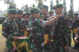 Danyonif Mekanis Raider 412 Kostrad Letkol Inf Moch. Renaldy. H., S.Sos., M.Si Berikan Penghargaan Kepada Prajurit Berprestasi