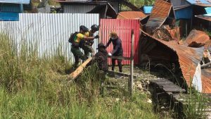 Natal Bersih di Ilaga, TNI – Polri Gandeng Warga Puncak Jaya