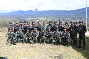Panglima Divisi Infanteri (Pangdivif) 1 Kostrad Mayjen TNI Bobby Rinal Makmum, S. I. P Kobarkan Semangat Prajurit Di Puncak Papua